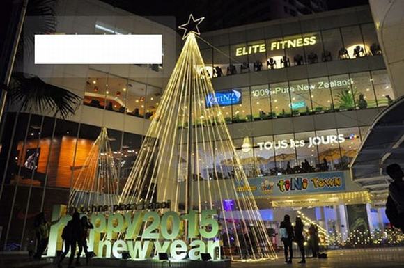 Cận cảnh những cây thông Noel khổng lồ ở Hà Nội