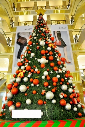 Cận cảnh những cây thông Noel khổng lồ ở Hà Nội